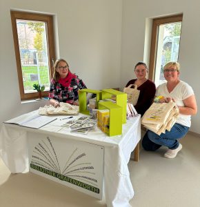 Bibliotheksteam bei der Eröffnung der Kinderbetreuungseinrichtung Fünfhaus